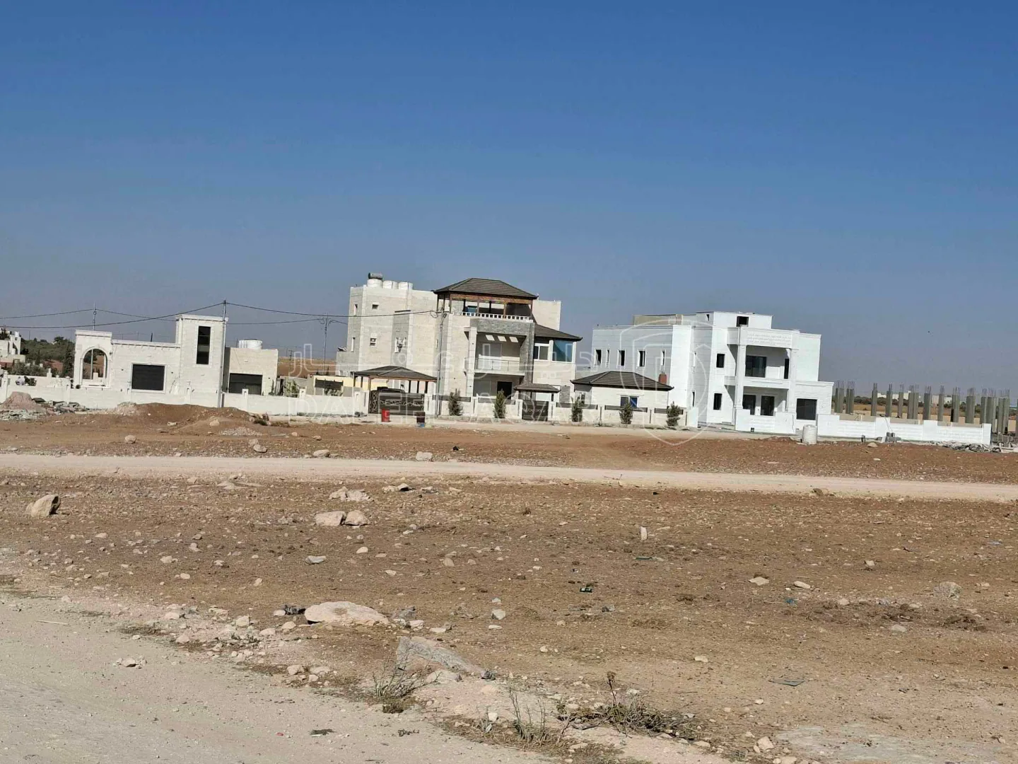 فيلا/منزل في الكرك مثلث قريفلا مقابل سوبر ماركت صخر العمارين  - 137,000 دأ - صورة 1