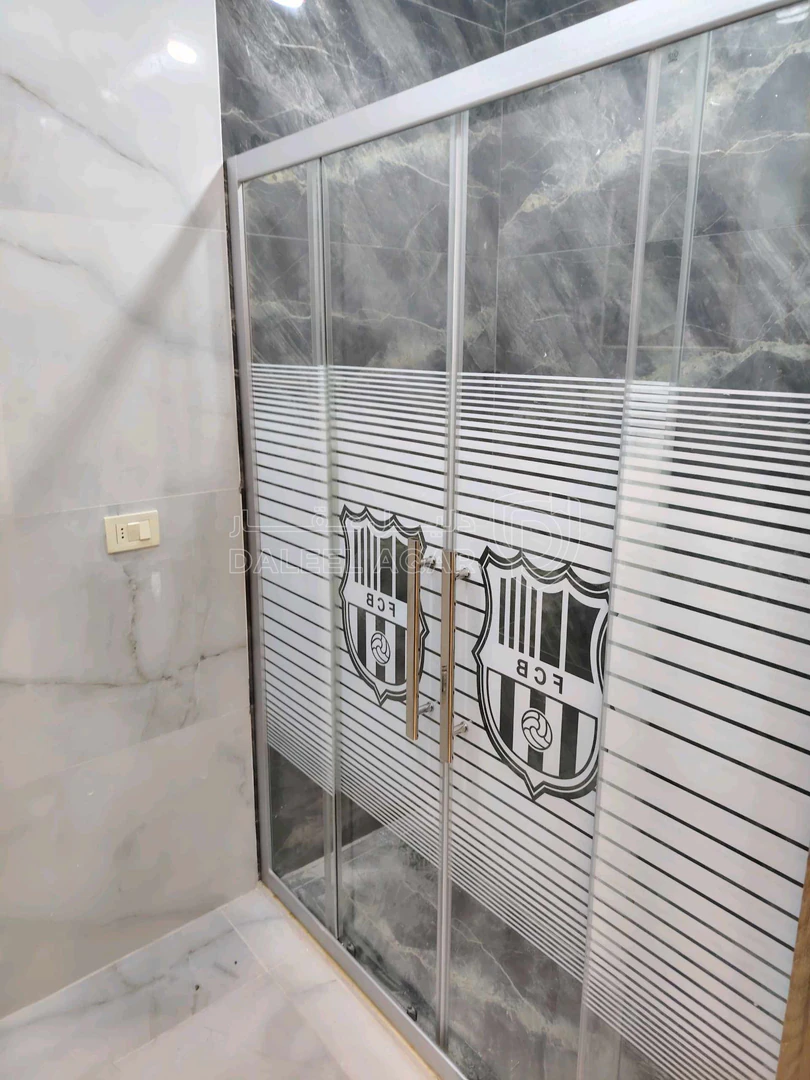 شقة في شقه ١٦٥م طابق اول فني للبيع خلف دوار الثقافة  - 68,000 دأ - صورة 1