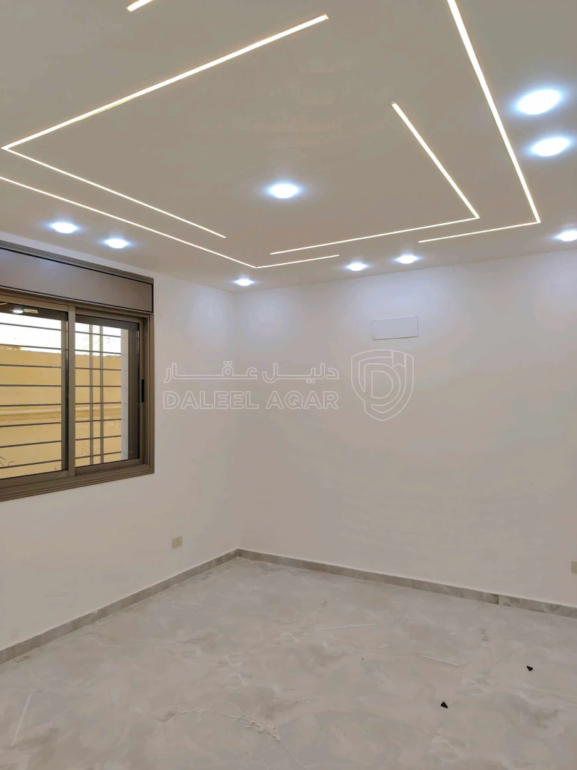 شقة في شقه ١٦٥م طابق اول فني للبيع خلف دوار الثقافة  - 68,000 دأ - صورة 1