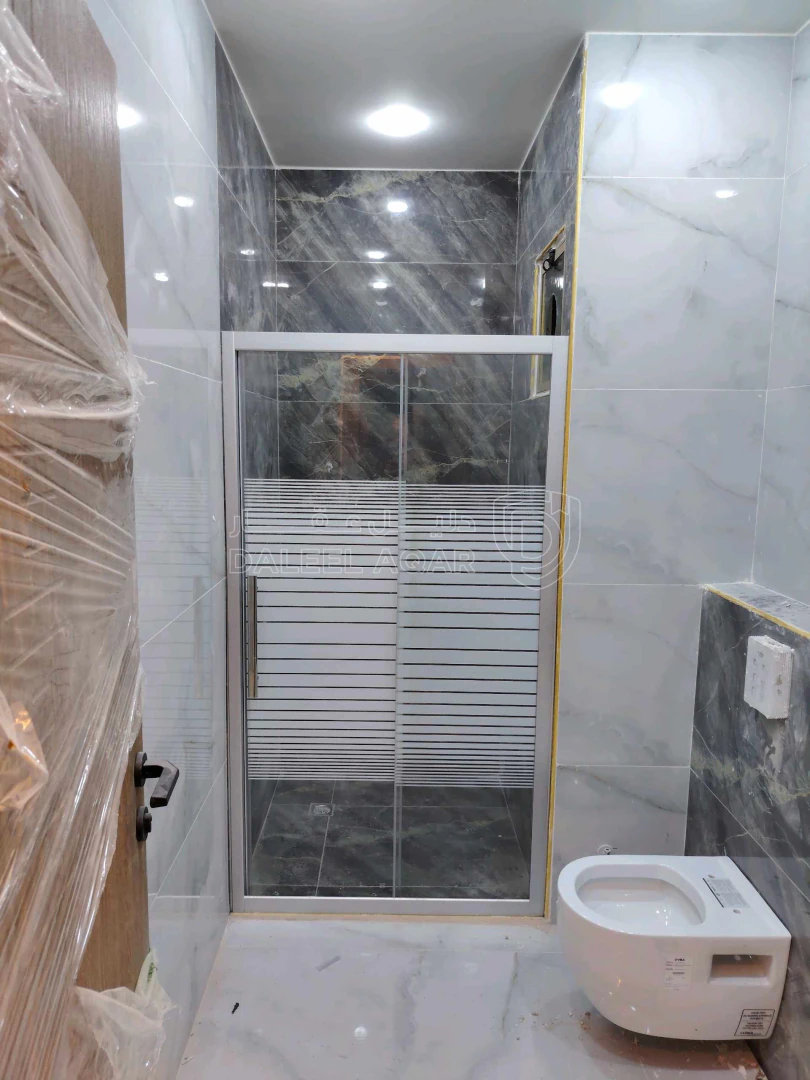 شقة في شقه ١٦٥م طابق اول فني للبيع خلف دوار الثقافة  - 68,000 دأ - صورة 1