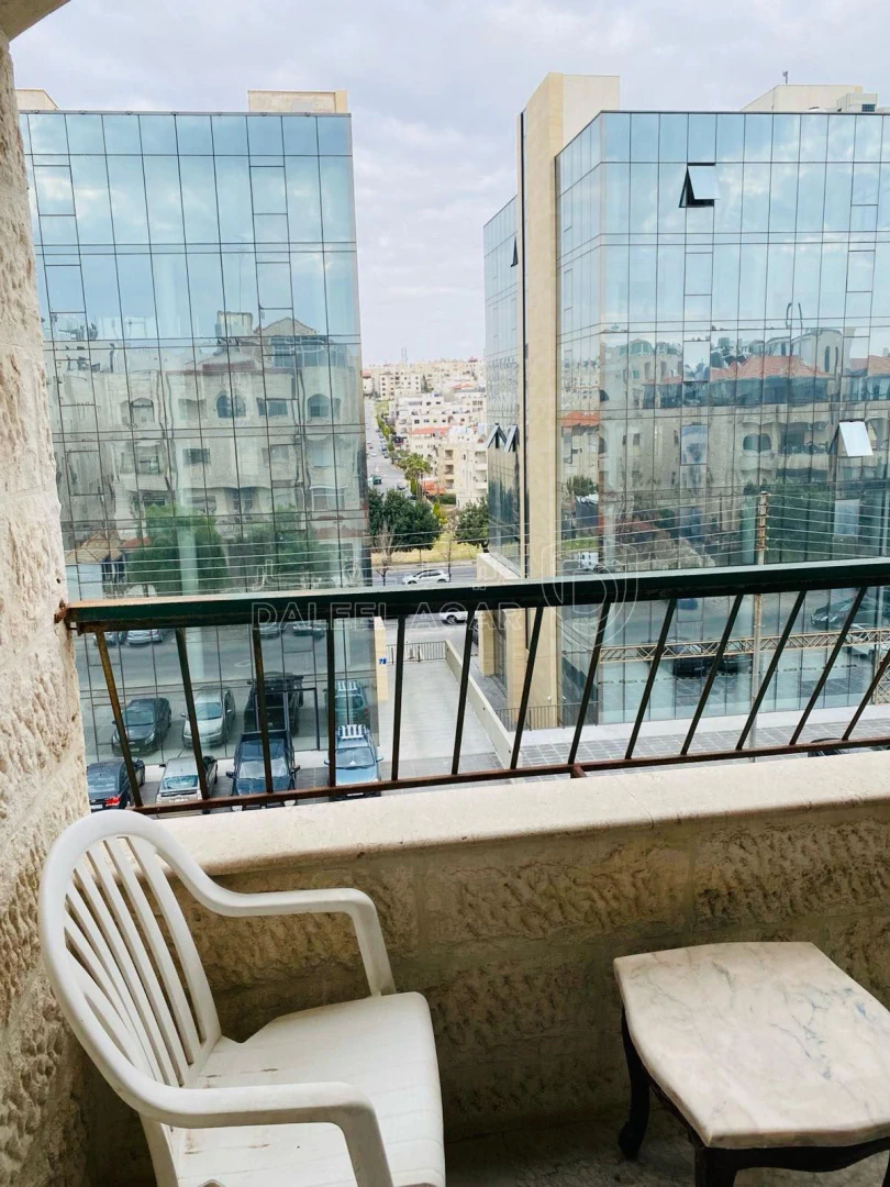شقة في شقة للبيع طابق ثالث مع روف 324 متر قريب دوار الشعب - 120,000 دأ - صورة 1
