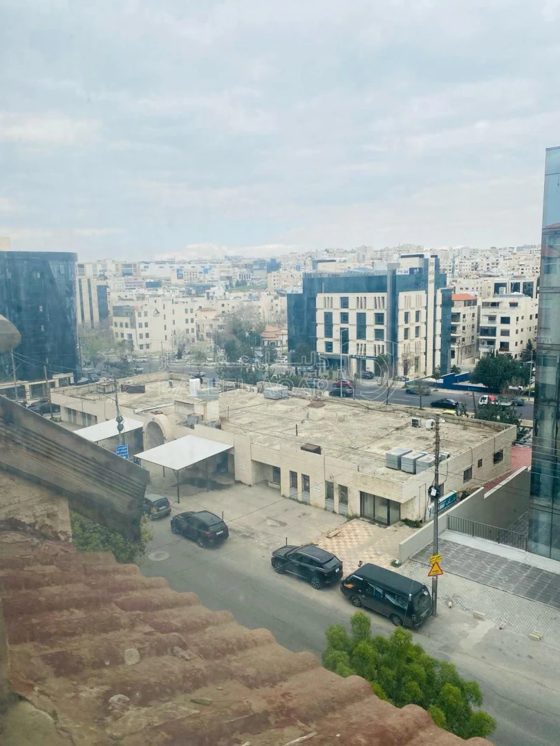 شقة في شقة للبيع طابق ثالث مع روف 324 متر قريب دوار الشعب - 120,000 دأ - صورة 1