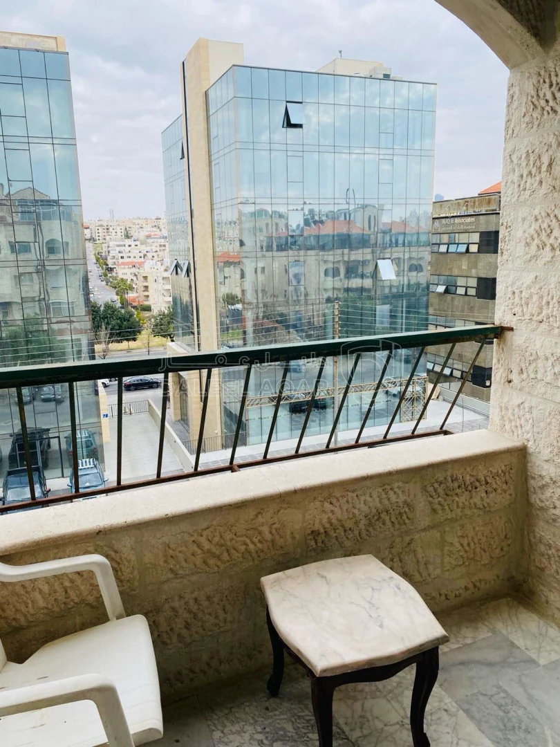 شقة في شقة للبيع طابق ثالث مع روف 324 متر قريب دوار الشعب - 120,000 دأ - صورة 1
