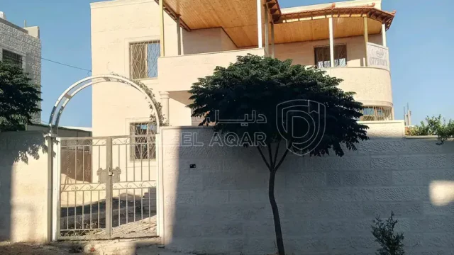 فيلا/منزل - قرب ملعب الشواهد  - 130000 دأ