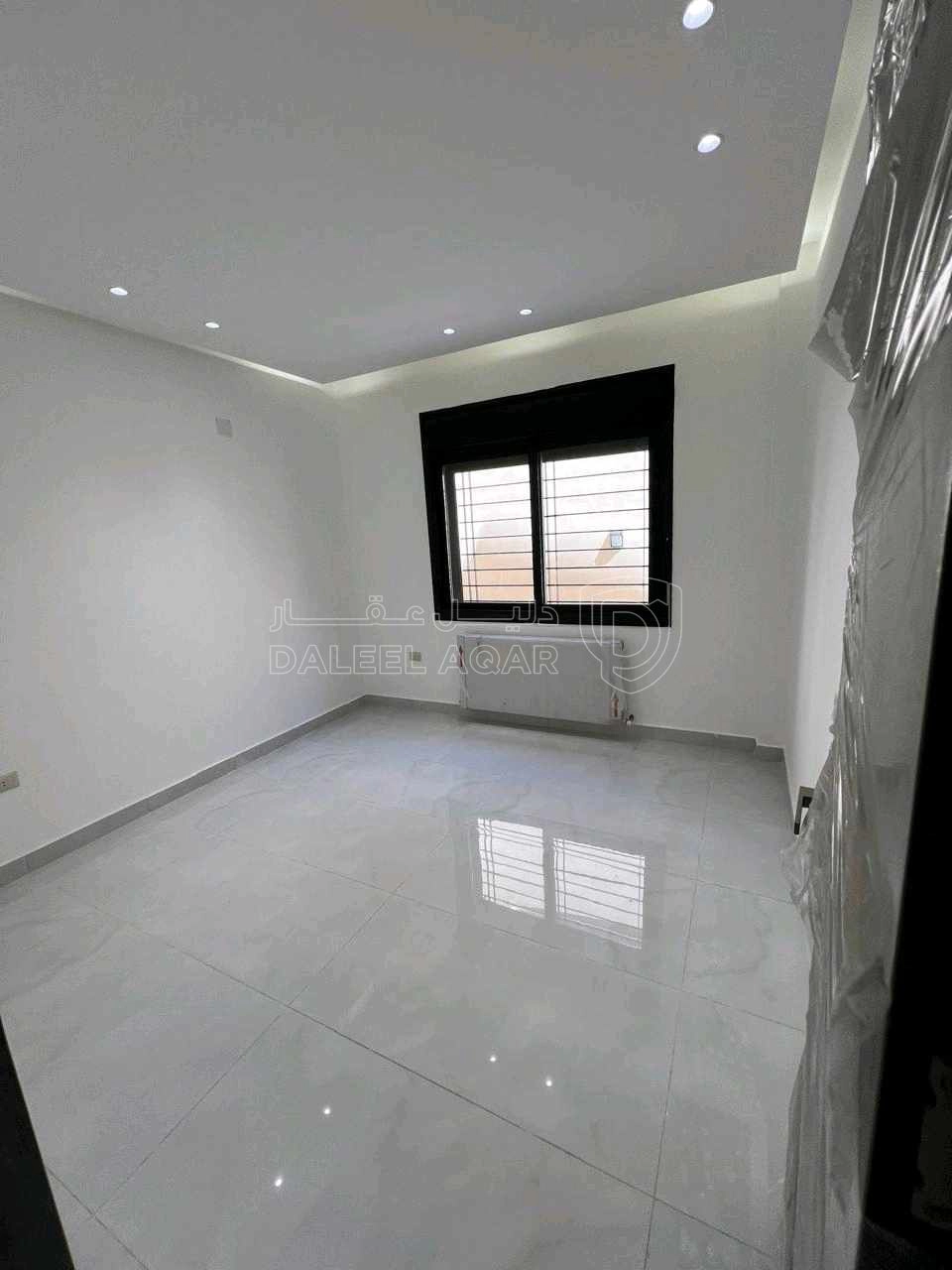 شقة في مقابل جامعة البتراء / طريق المطار / عميش - 79,000 دأ - صورة 1