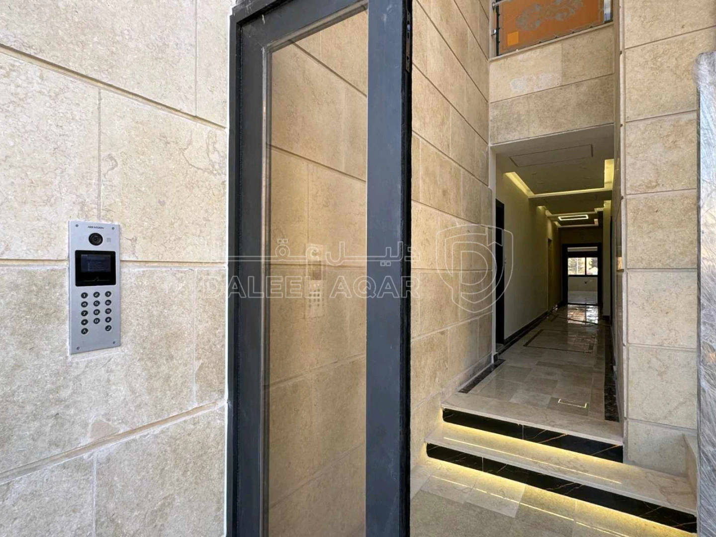 شقة في مقابل جامعة البتراء / طريق المطار / عميش - 79,000 دأ - صورة 1