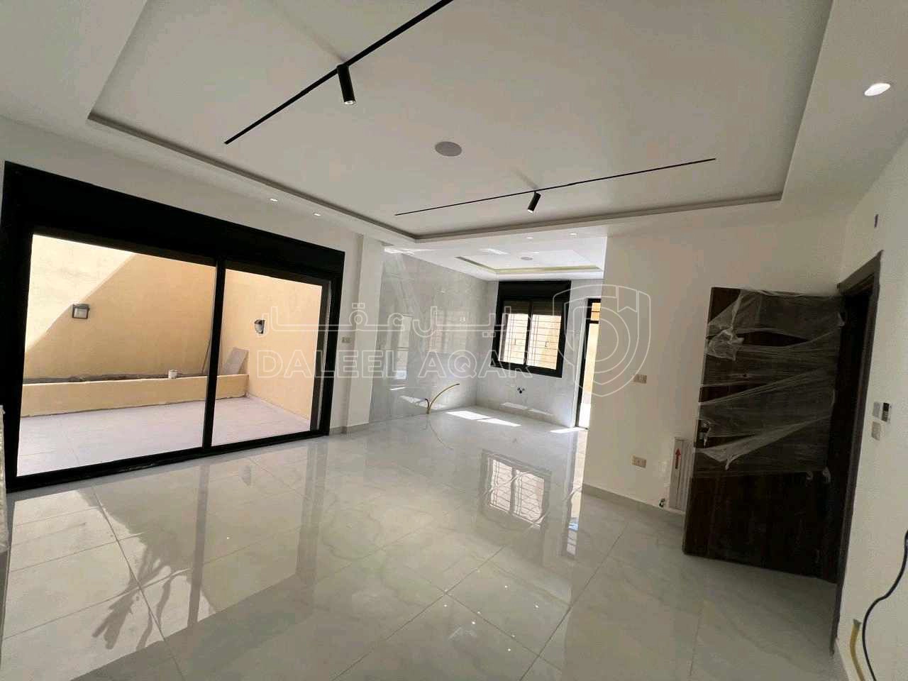 شقة في مقابل جامعة البتراء / طريق المطار / عميش - 79,000 دأ - صورة 1