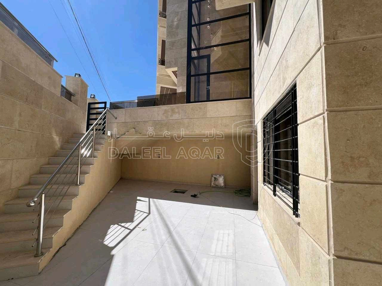 شقة في مقابل جامعة البتراء / طريق المطار / عميش - 79,000 دأ - صورة 1