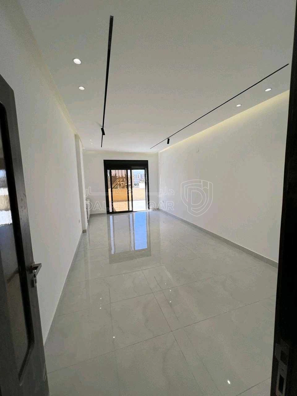 شقة في مقابل جامعة البتراء / طريق المطار / عميش - 79,000 دأ - صورة 1