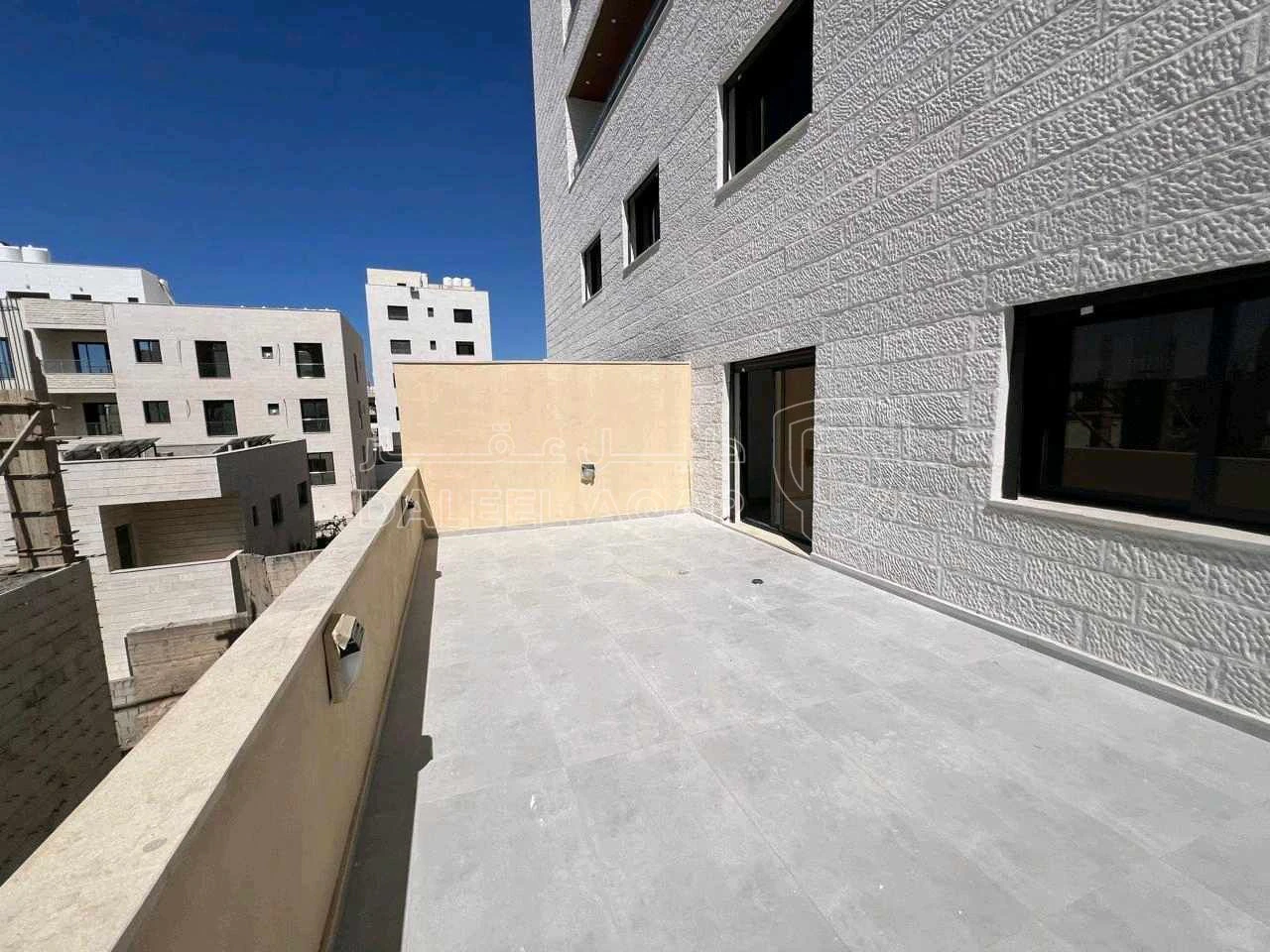 شقة في مقابل جامعة البتراء / طريق المطار / عميش - 79,000 دأ - صورة 1