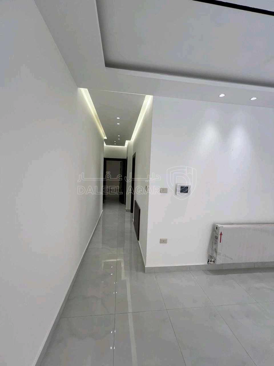 شقة في مقابل جامعة البتراء / طريق المطار / عميش - 79,000 دأ - صورة 1