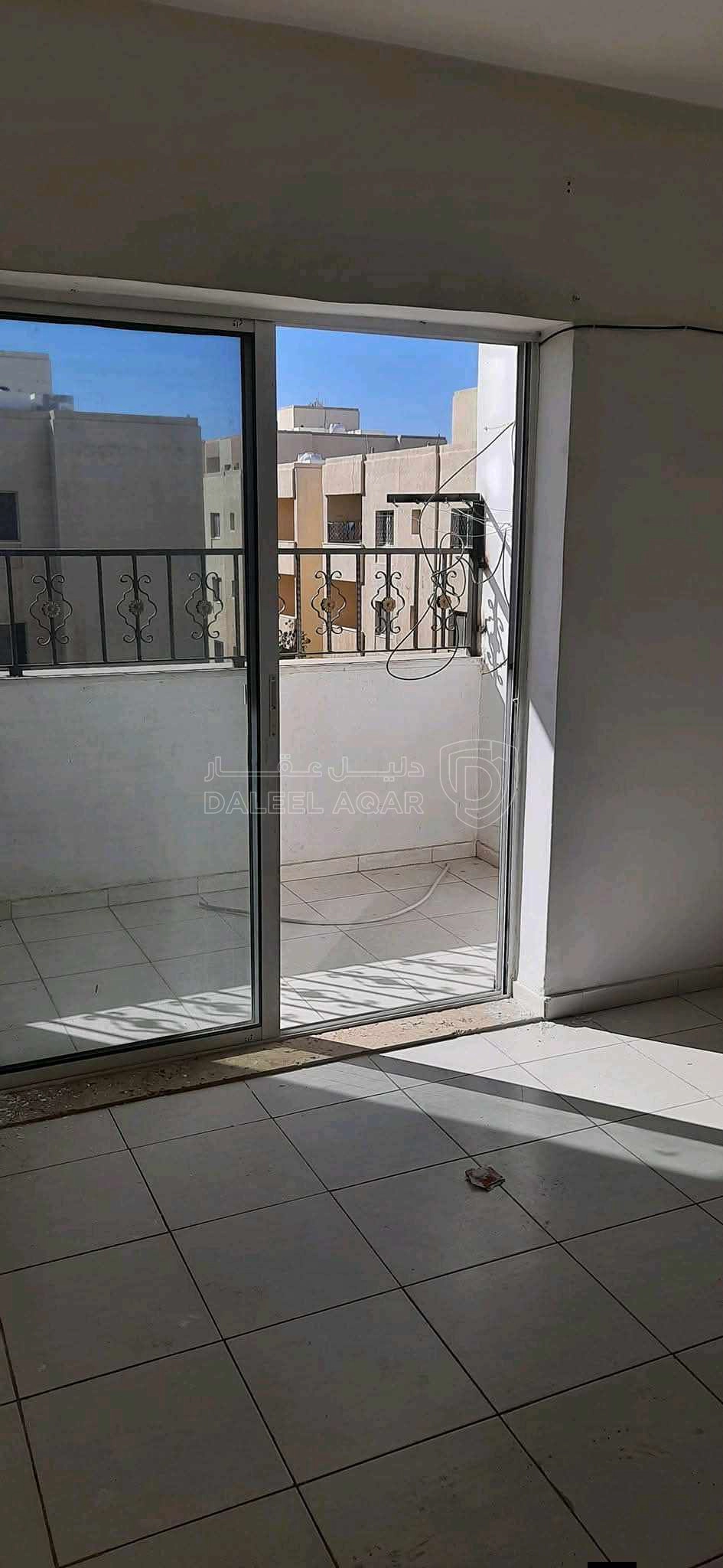 شقة في مدينة الشرق على الشارع المؤدي الى جامعة الزرقاء - 24,000 دأ - صورة 1