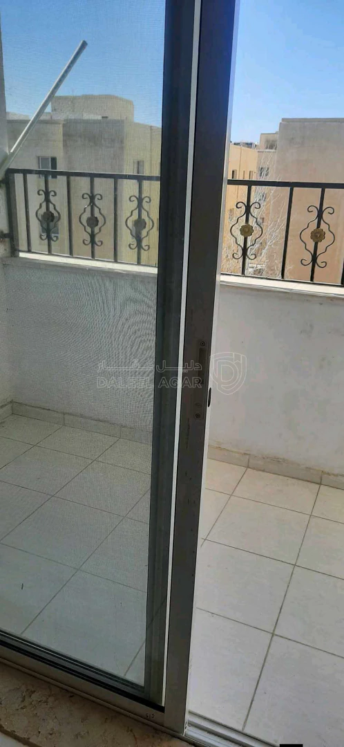 شقة في مدينة الشرق على الشارع المؤدي الى جامعة الزرقاء - 24,000 دأ - صورة 1
