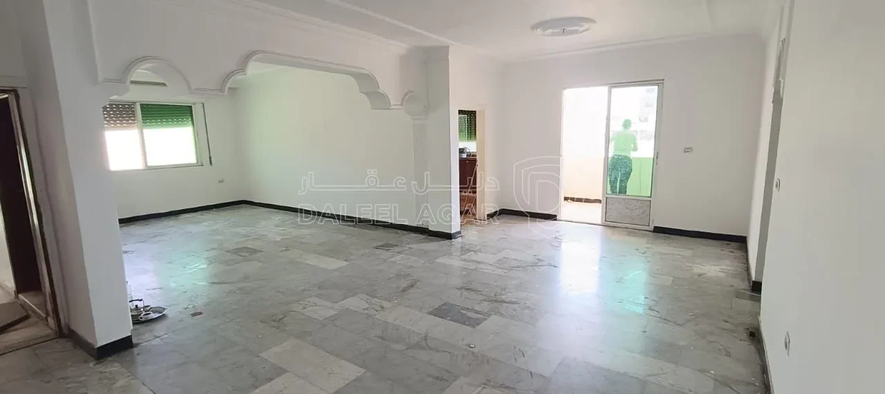 شقة في الزرقاء الجديدة شارع الكرامة من القرب على المار يو - 28,000 دأ - صورة 1