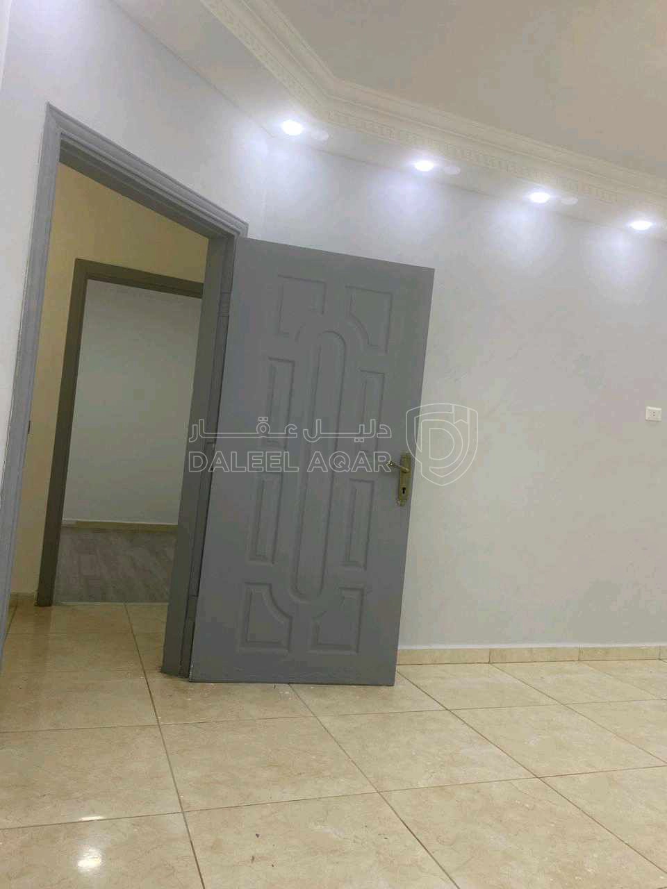 شقة في جبل المنارة - شارع الصلاح. - 22,000 دأ - صورة 1