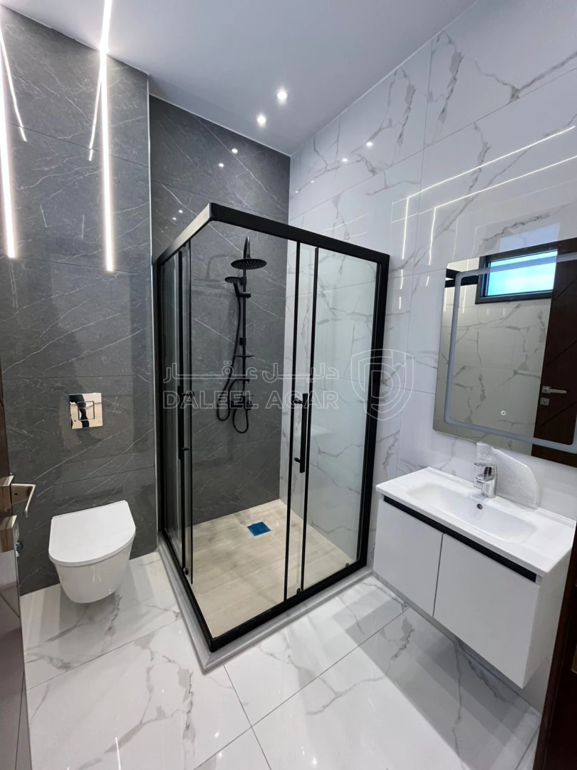 شقة في شقة ملوكية تشطيب فلل اسكان عالية مرج الحمام  - 138,000 دأ - صورة 1