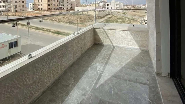 شقة في الزرقاء مدينه الشرق  اداره مدارس الزرقاء - 45,000 دأ - صورة NaN