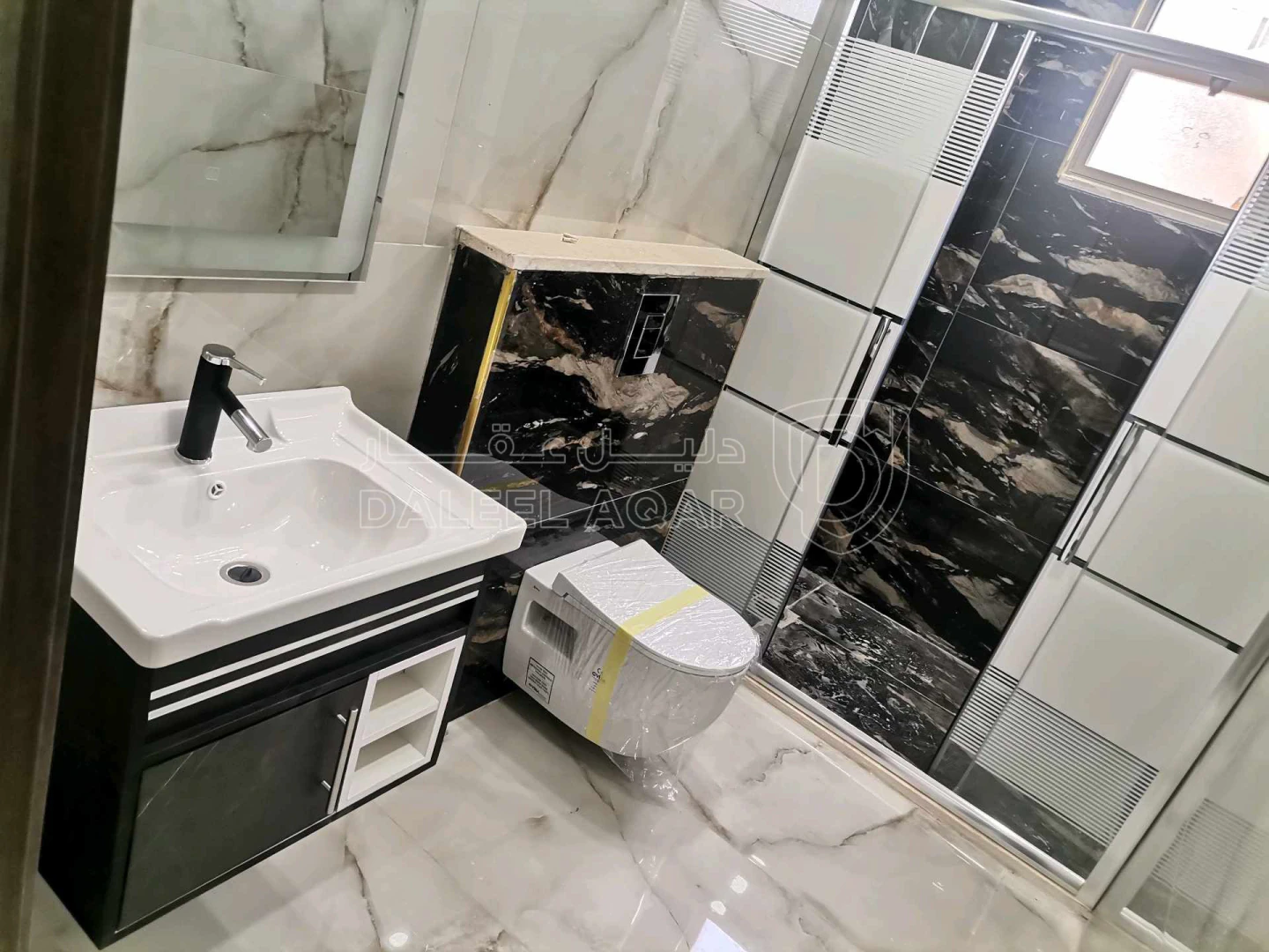 شقة في شقه ثاني فني  فاخره للبيع 202م على شارع البتراء  - 87,000 دأ - صورة 1