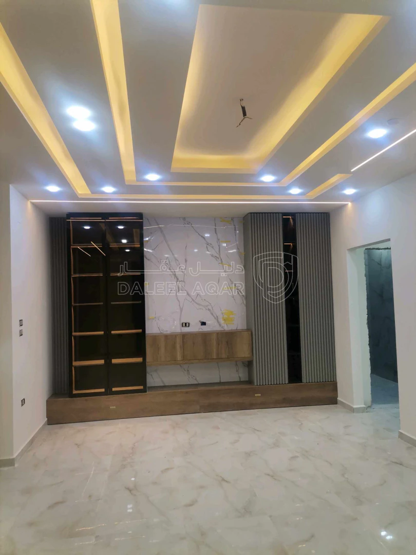 شقة في شقه ثاني فني  فاخره للبيع 202م على شارع البتراء  - 87,000 دأ - صورة 1