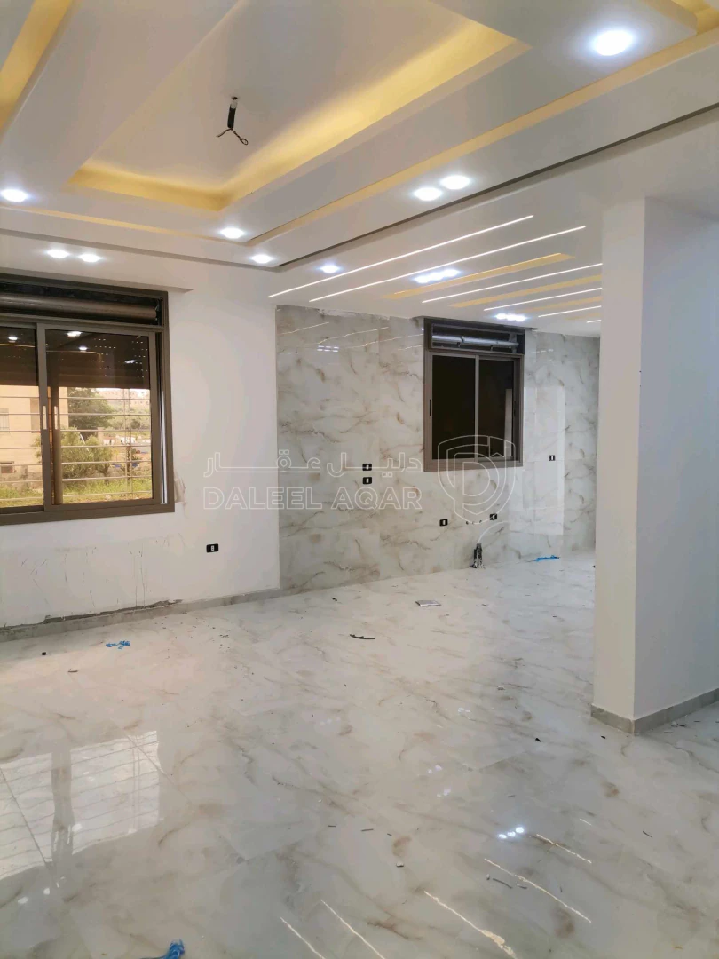 شقة في شقه ثاني فني  فاخره للبيع 202م على شارع البتراء  - 87,000 دأ - صورة 1