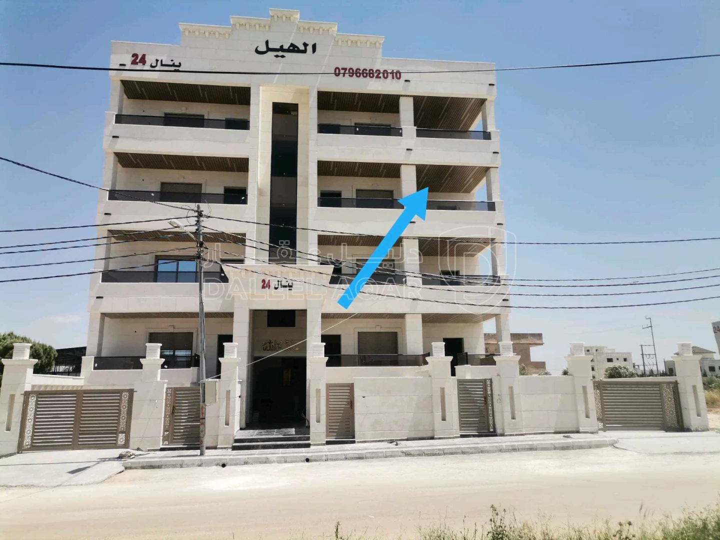 شقة في شقه ثاني فني  فاخره للبيع 202م على شارع البتراء  - 87,000 دأ - صورة 1