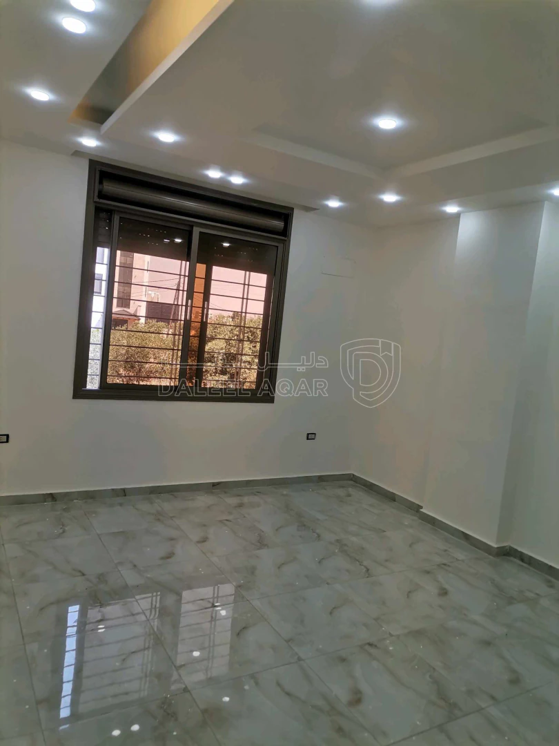 شقة في شقه ثاني فني  فاخره للبيع 202م على شارع البتراء  - 87,000 دأ - صورة 1