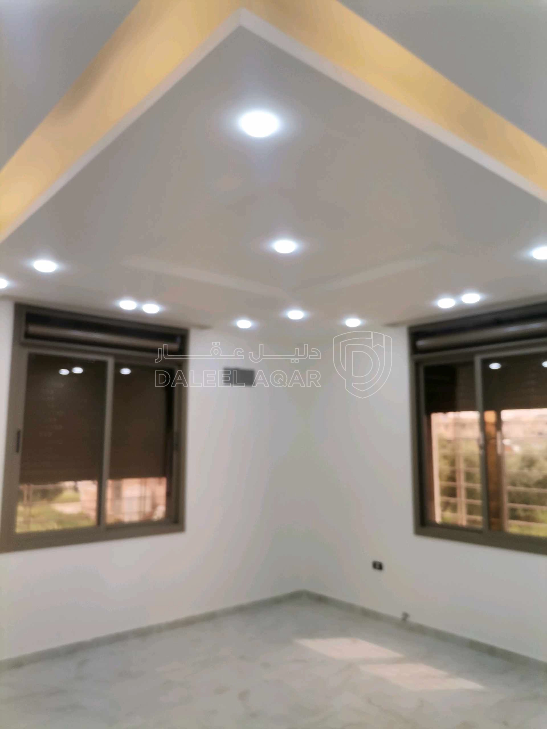 شقة في شقه ثاني فني  فاخره للبيع 202م على شارع البتراء  - 87,000 دأ - صورة 1