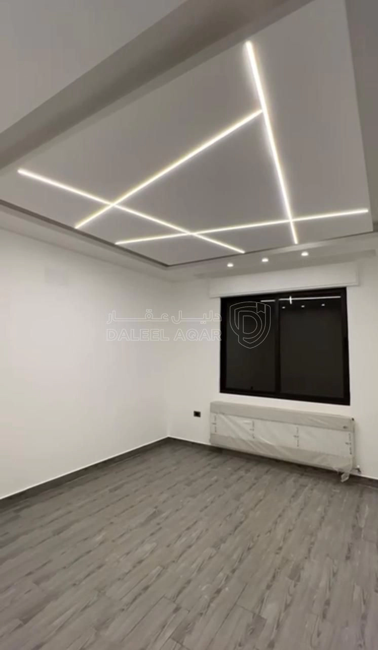 شقة في طريق المطار تبعد 950 متر عن مدارس العالمية  - 155,000 دأ - صورة 1