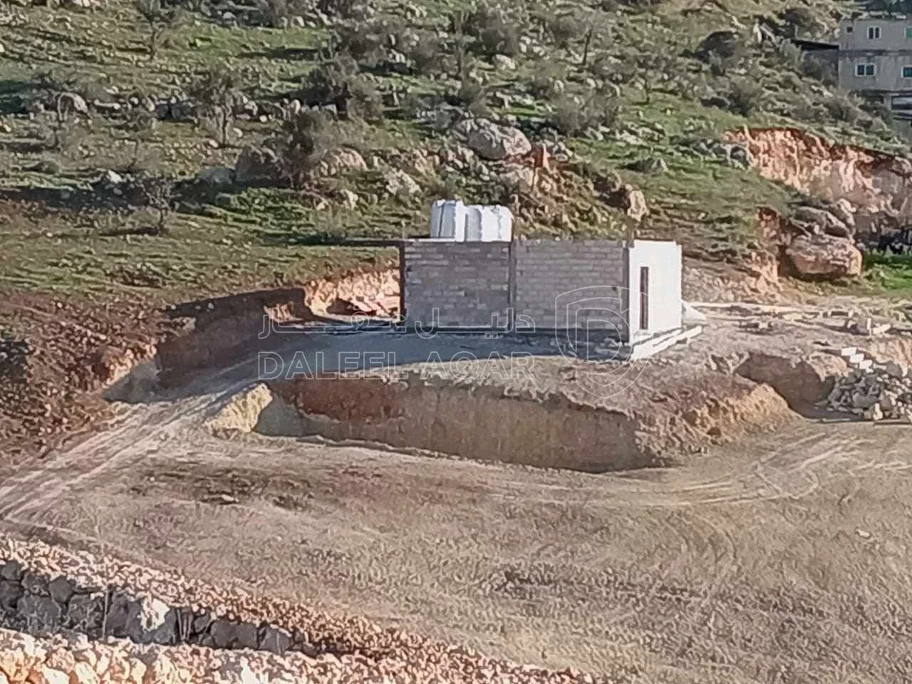 أرض في جرش العنيبة قرب عين التنور  - 50,000 دأ - صورة 1