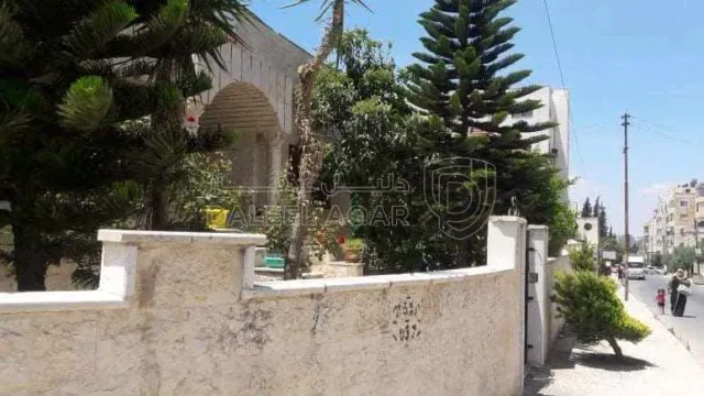 فيلا/منزل - اربد شارع الجامعه دخلة محمص القضماني  - 180000 دأ