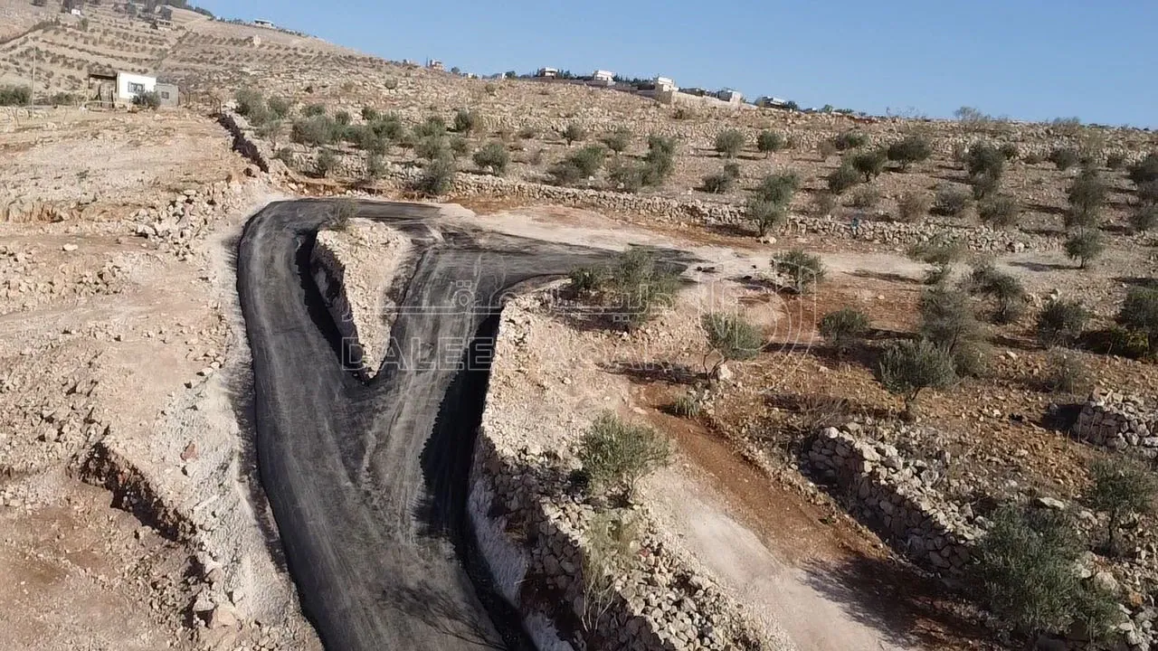 أرض في ارض مميزه بجانب جامعه جرش وجامعه البلقاء الجديده  - 40,000 دأ - صورة 1