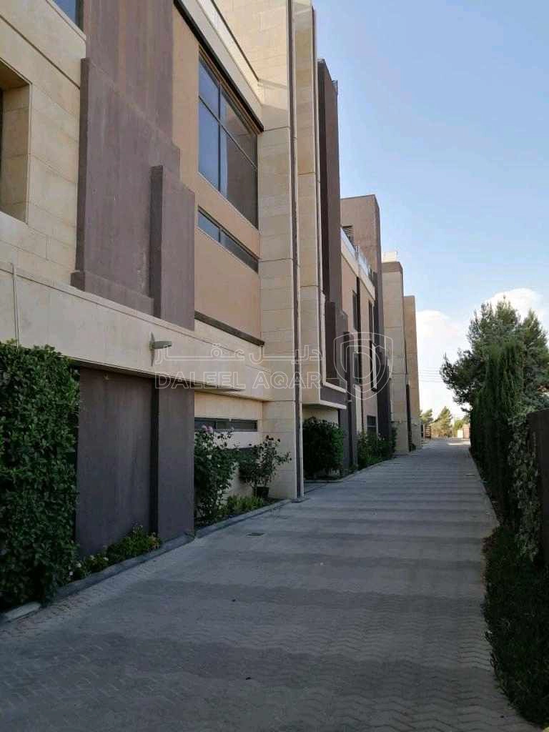 فيلا/منزل في فيلا متلاصقة في ظهير  - 575,000 دأ - صورة 1