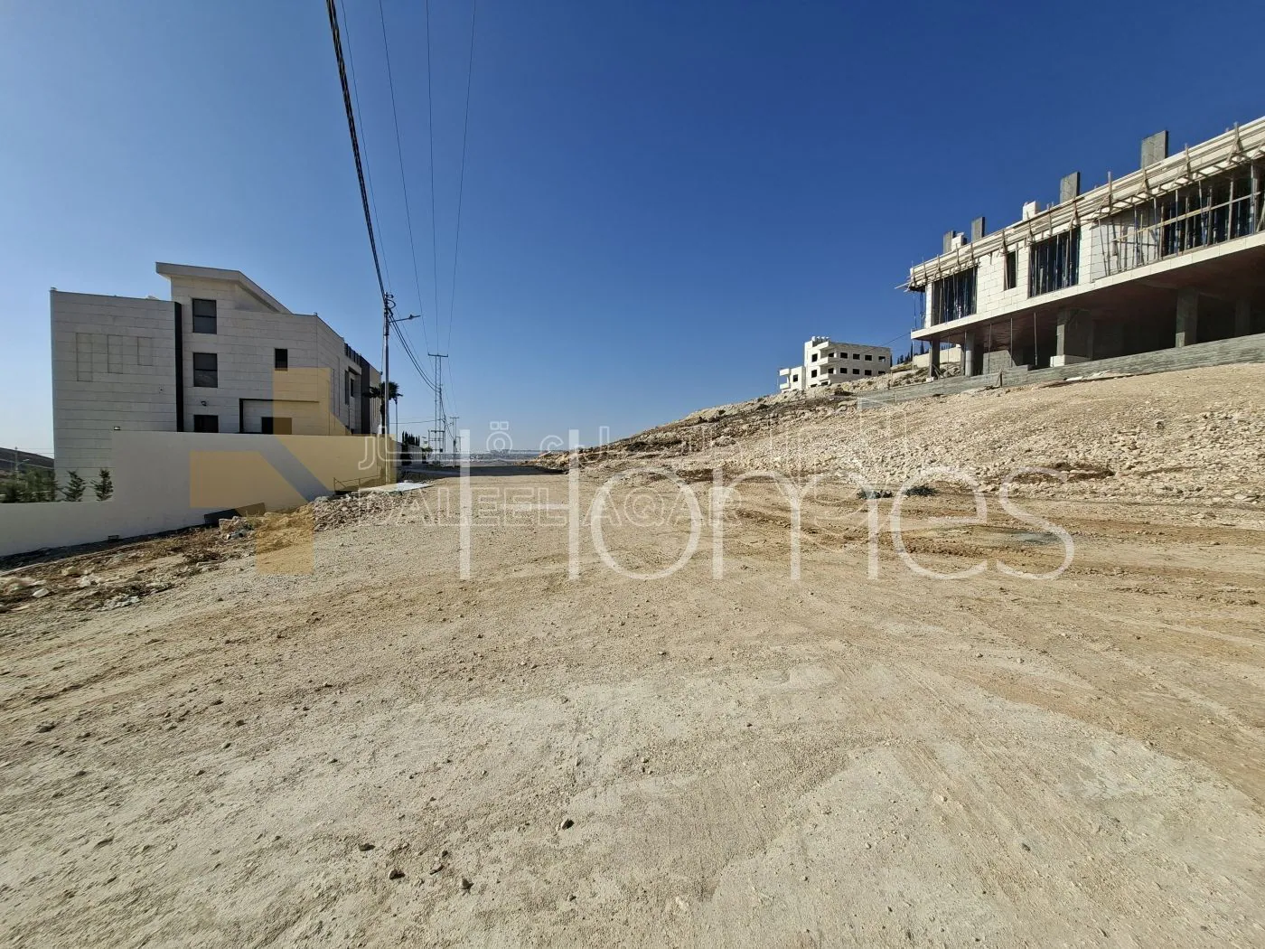 أرض في ارض للبيع في عمان - الفحيص بمساحة ارض 700م - 150,000 دأ - صورة 1