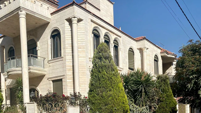 فيلا/منزل - عمان المقابلين شارع الحرية - 340000 دأ