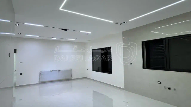 شقة - شارع المطار - خلف المدارس العالمية 0 الحويطي )  - 125000 دأ
