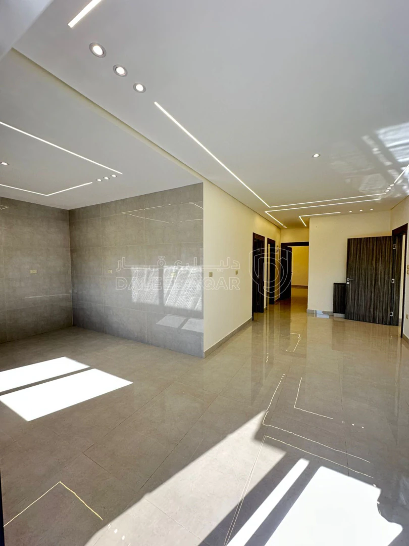 شقة في تبعد 2.5 كم عن شارع المطار - 65,000 دأ - صورة 1
