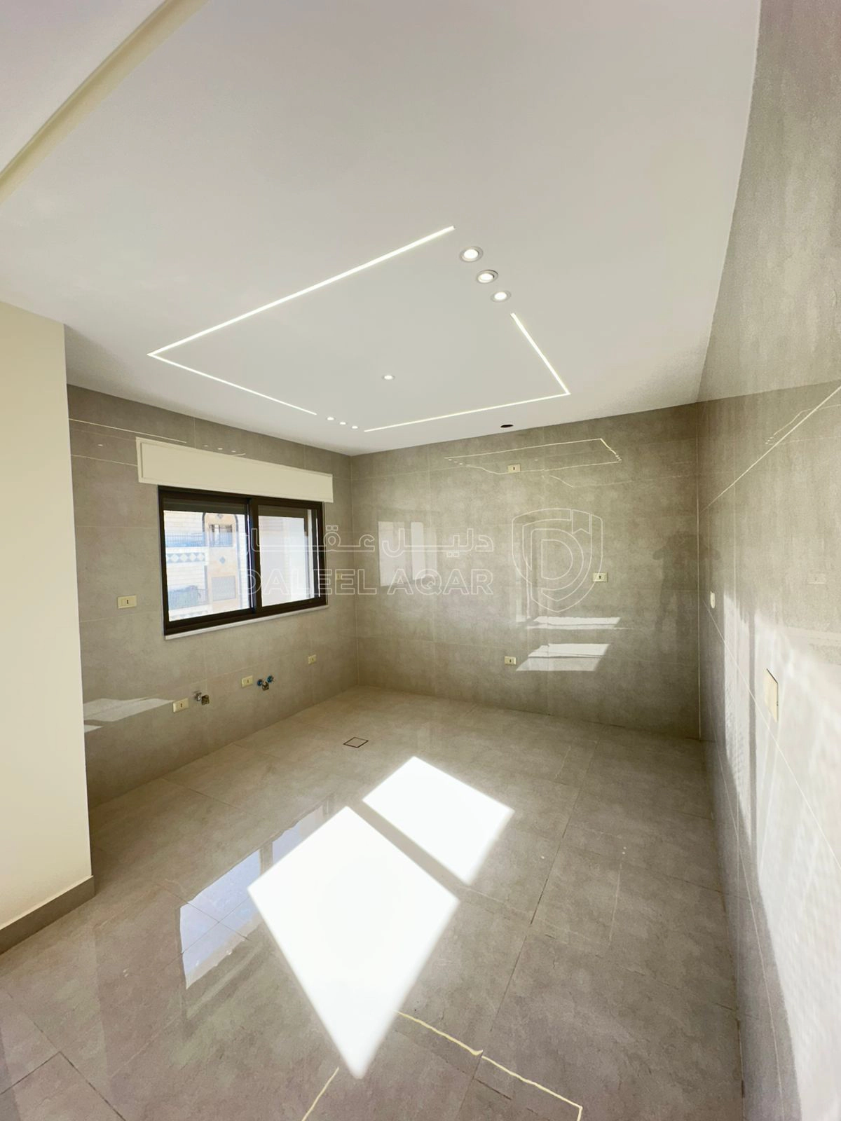 شقة في تبعد 2.5 كم عن شارع المطار - 65,000 دأ - صورة 1