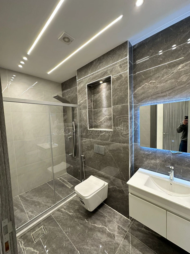 شقة في تبعد 2.5 كم عن شارع المطار - 65,000 دأ - صورة 1