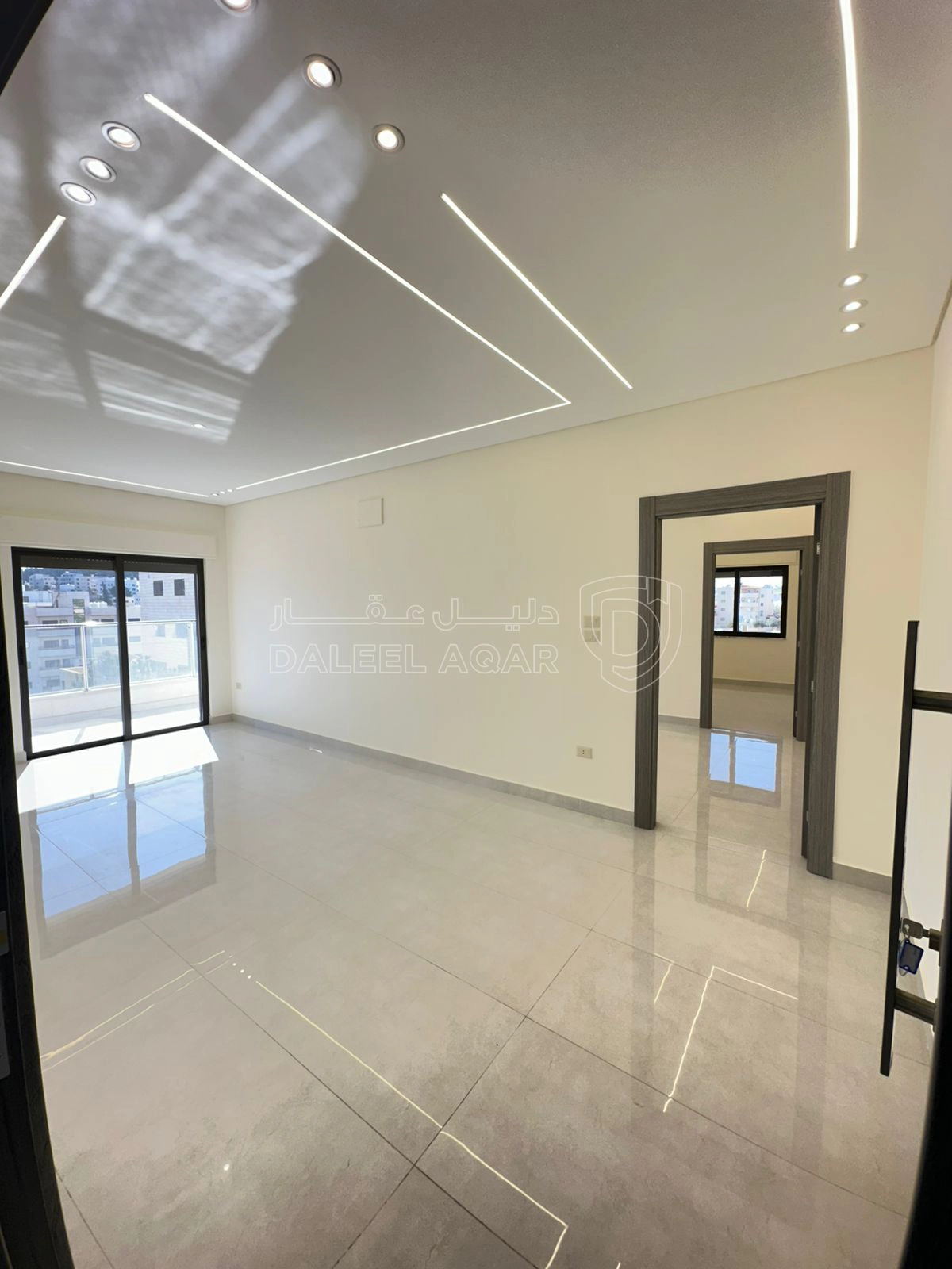 شقة في تبعد 2.5 كم عن شارع المطار - 65,000 دأ - صورة 1