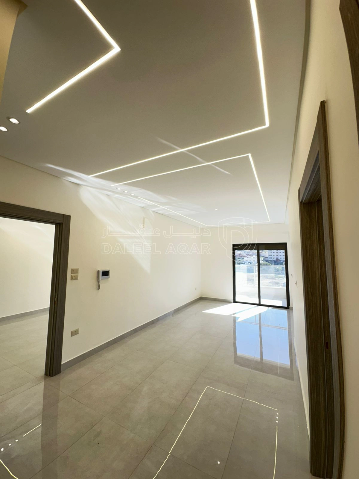 شقة في تبعد 2.5 كم عن شارع المطار - 65,000 دأ - صورة 1