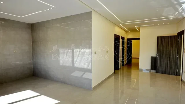 شقة - تبعد 2.5 كم عن شارع المطار - 65000 دأ