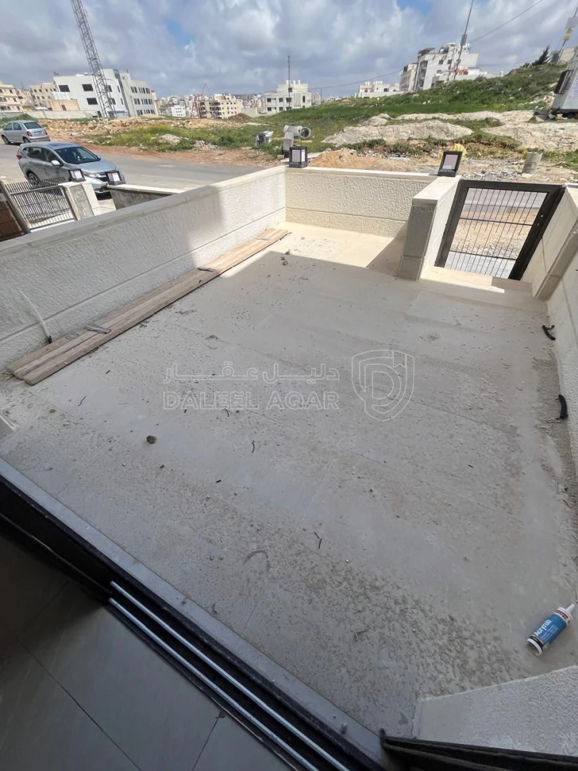 شقة في ارضية مع ترس في طريق المطار شارع الخدمات تشطيب فخم - 150,000 دأ - صورة 1