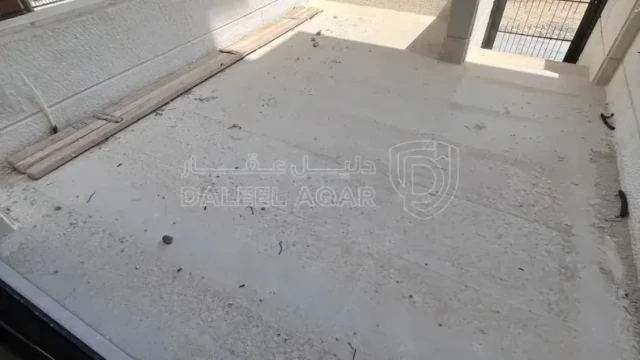 شقة - ارضية مع ترس في طريق المطار شارع الخدمات تشطيب فخم - 150000 دأ