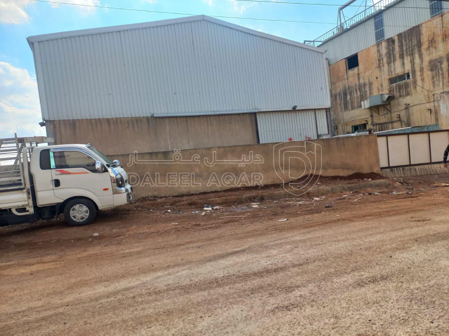 مبنى في الرجيب - بجوار مصنع ألبان حارتنا - 310,000 دأ - صورة 1