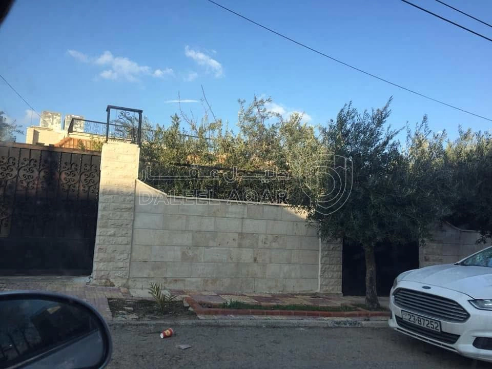 فيلا/منزل في منزل للبيع خلف جامعة البتراء في موقع مميز جدا  - 550,000 دأ - صورة 1