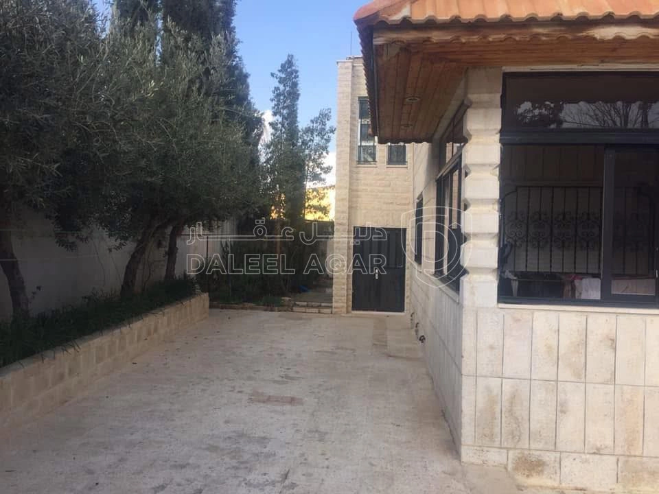 فيلا/منزل في منزل للبيع خلف جامعة البتراء في موقع مميز جدا  - 550,000 دأ - صورة 1