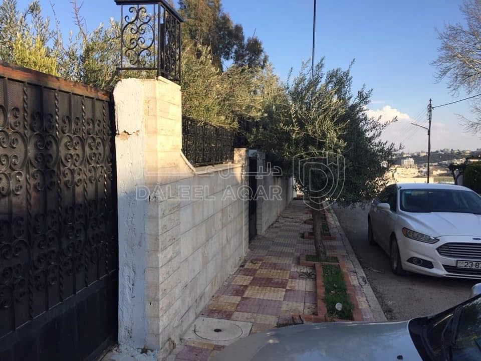 فيلا/منزل في منزل للبيع خلف جامعة البتراء في موقع مميز جدا  - 550,000 دأ - صورة 1