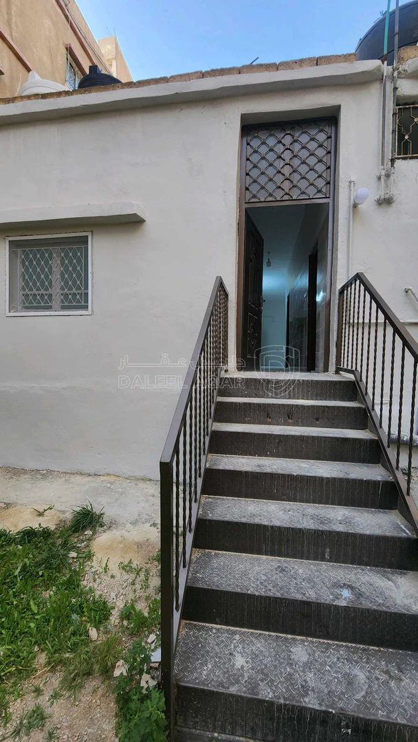 فيلا/منزل في الزرقاء شارع الامير عبد الإله نزول الحاووز  - 35,000 دأ - صورة 1