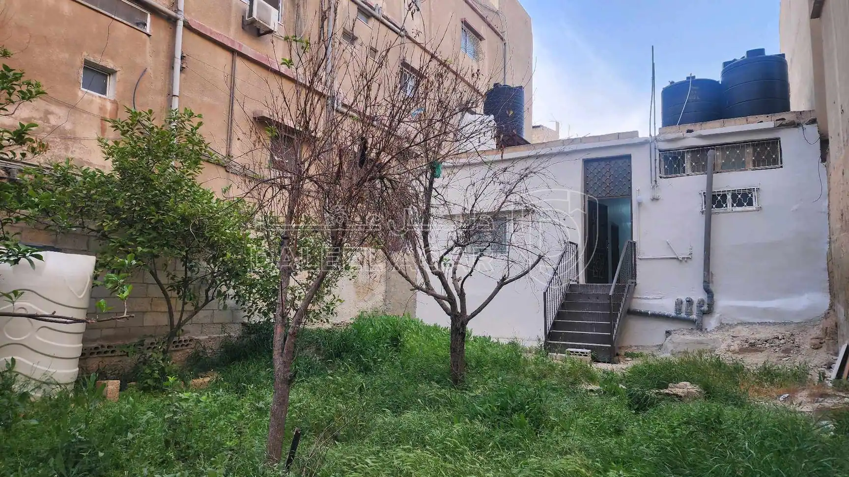 فيلا/منزل في الزرقاء شارع الامير عبد الإله نزول الحاووز  - 35,000 دأ - صورة 1