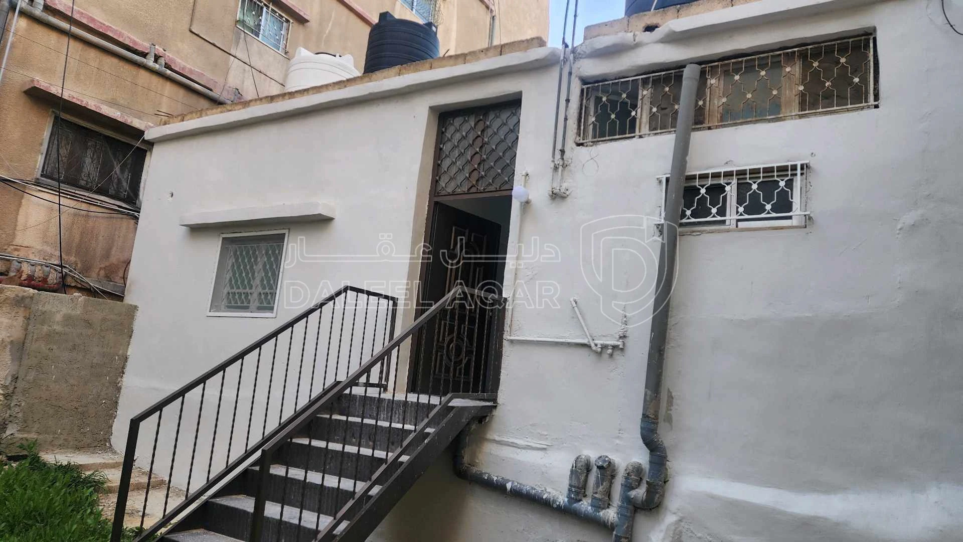 فيلا/منزل في الزرقاء شارع الامير عبد الإله نزول الحاووز  - 35,000 دأ - صورة 1